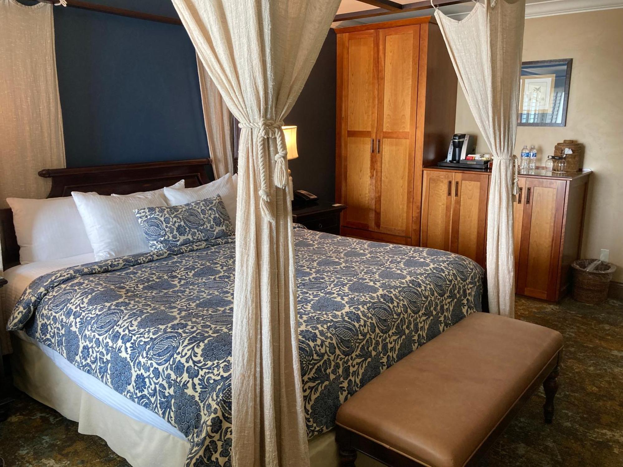 Inn Blue Dolphin